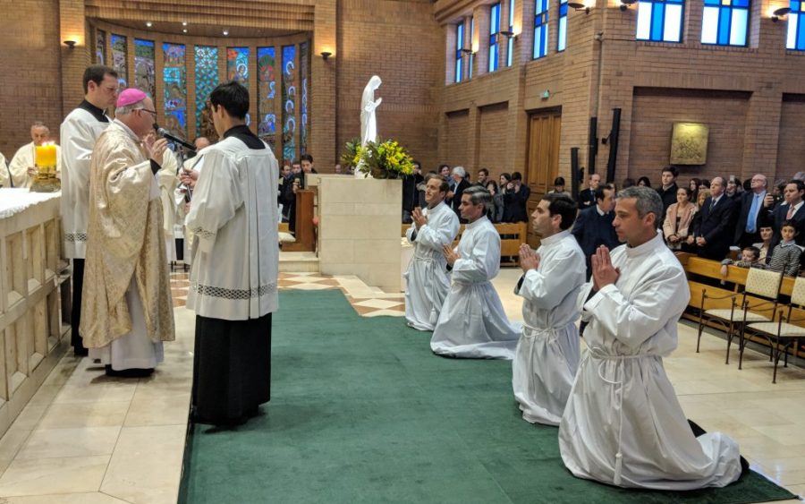 Mons. Fernando Ramos, obispo auxiliar de Santiago, ordenó diáconos a 4 legionarios de Cristo