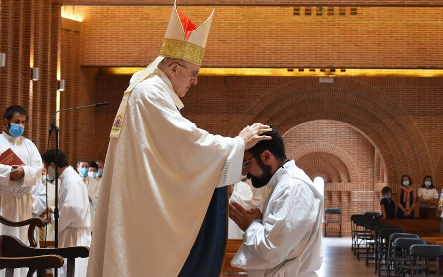 «Estás para arrodillarte y servir a los demás» — El Cardenal Osoro al P. Ignacio Rubio, LC, en su ordenación diaconal