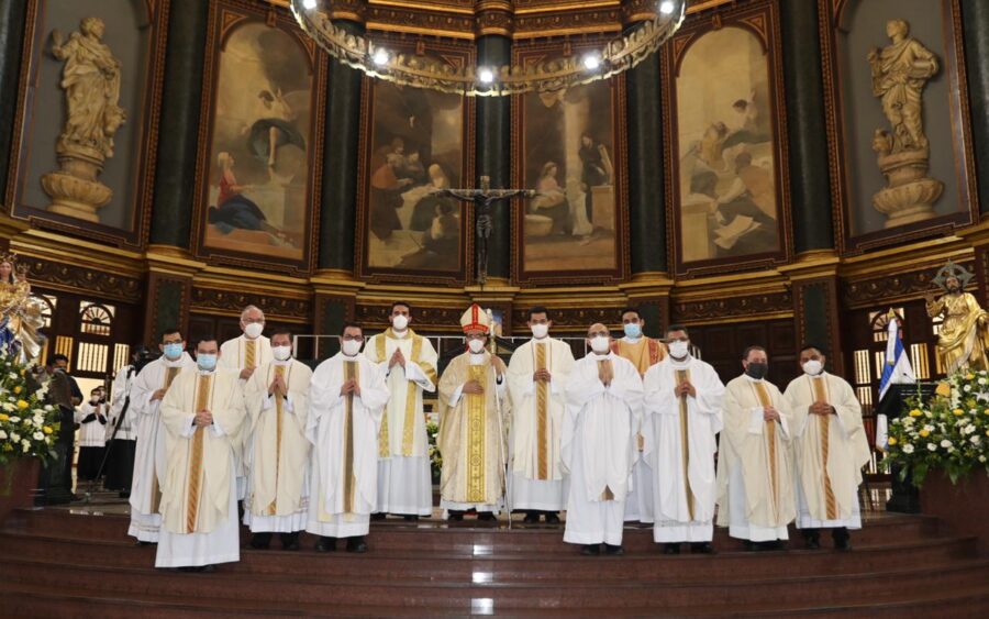 Ordenación diaconal y sacerdotal en la catedral de San Salvador