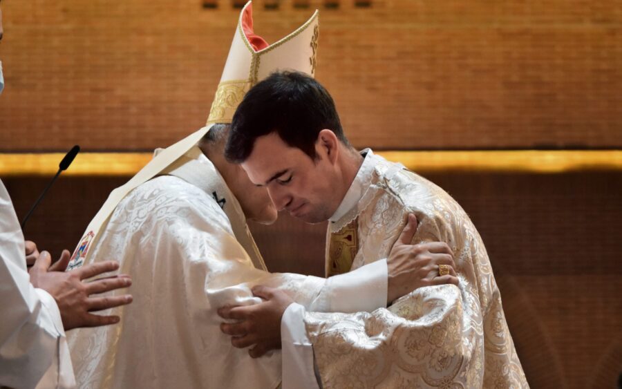 El Cardenal Osoro, en la ordenación sacerdotal del P. Rafael Pou, LC