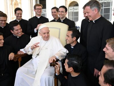 Los sacerdotes recién ordenados se encuentran con el Papa Francisco