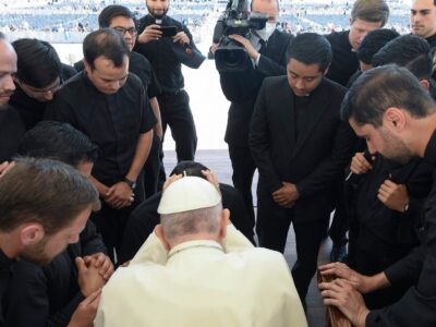 El Papa Francisco impone sus manos y ora por religioso legionario de Cristo enfermo de cáncer